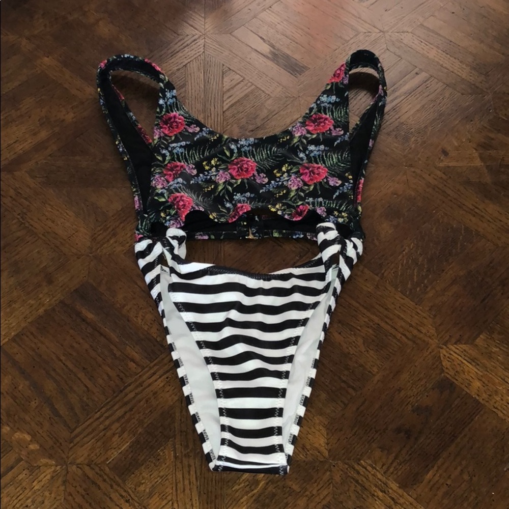 NWOT Yandy Vibrant Blossoms 1 Piece Swimsuit small - Picture 6 of 8